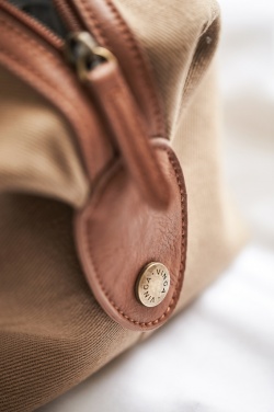 Logotrade Werbeartikel das Foto: VINGA Sloane Kulturtasche aus RCS recyceltem Polyester