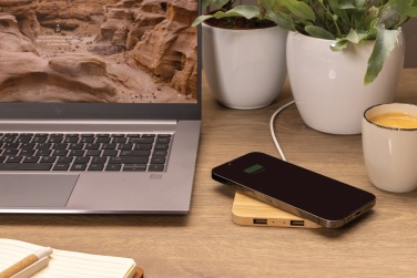 Logotrade Werbeartikel das Foto: 10W Wireless-Charger mit USB aus Bambus