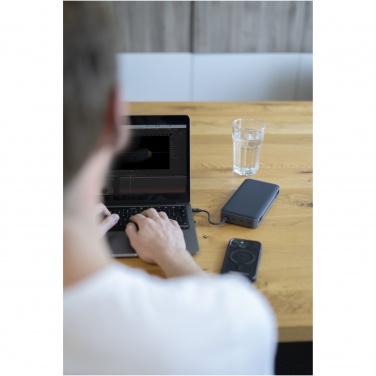 Logotrade firmakingituse foto: Xtorm XB403 Titan Ultra 27 000 mAh 200 W sülearvuti toitepank