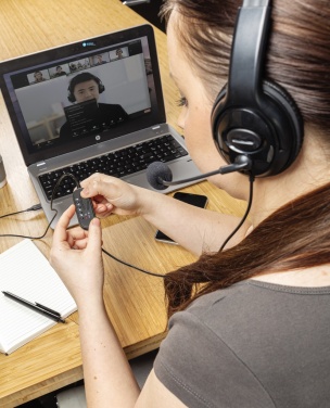 Logotrade reklaamtooted pilt: Üle kõrva juhtmega töötav peakomplekt