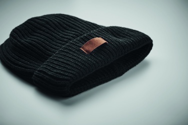 Logotrade meene foto: Talvekomplekt taaskasutatud materjalist, kindad, müts ja sall