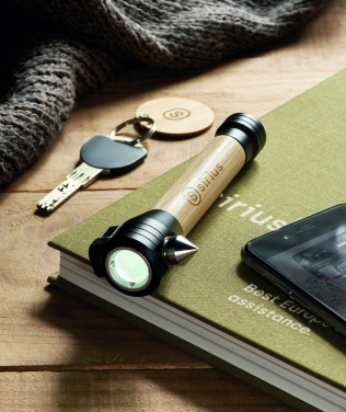 Logo trade meene pilt: 3-ühes bambusest taskulamp koos avariivasara ja turvavöölõikuriga