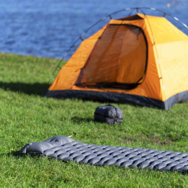 Logotrade firmakingituse foto: Täispuhutav madrats SAJAMA Schwarzwolf