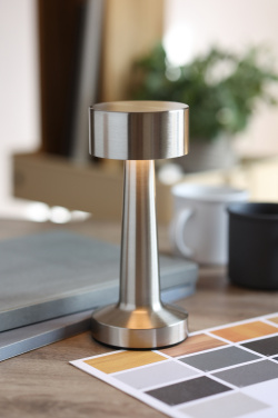 Logotrade firmakingituse foto: HIERLUZ laetav rauast laualamp