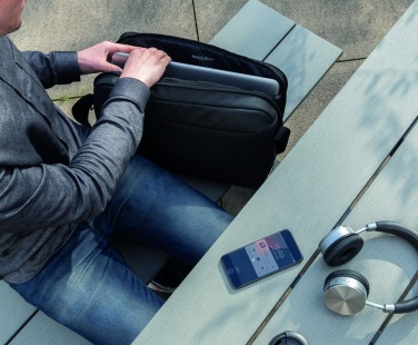 Logotrade liikelahjat mainoslahjat tuotekuva: Madrid – 15,6" USB-laptoplaukku - RFID - PVC vapaa