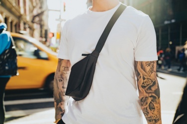 Logotrade liikelahjat kuva: Crescent AWARE™ RPET puolikuun muotoinen crossbody -laukku