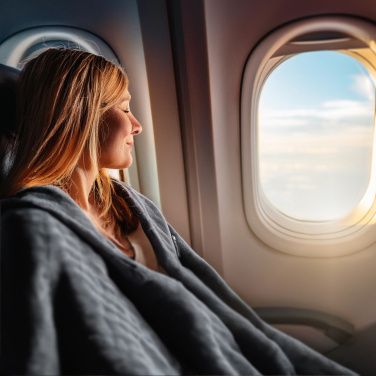 Logo trade mainostuote kuva: Peitto ja tyyny 2 in 1 AMIATA Schwarzwolf