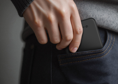 Logotrade mainostuote tuotekuva: Urban Vitamin Pomona Qi2.2 25 W magneettinen varavirtalähde