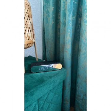 Logotrade biznesa dāvanas foto: Modinātājs un bezvadu lādētājs ADELAIDE