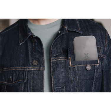 Логотрейд pекламные cувениры картинка: Xtorm XWF31 складное беспроводное дорожное зарядное устройство «3-в-1» мощностью 15 Вт