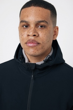 Logotrade profilprodukter bild: Iqoniq Makalu soft shell herrjacka i återvunnen polyester