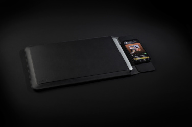 Logotrade presentreklam bild: Swiss Peak 15W magnetiskt laddningsfodral för laptop 14-15,6