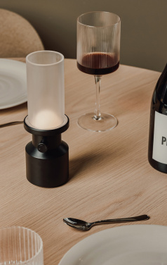 Logotrade profilreklam bild: VINGA Niori RCS bordslampa